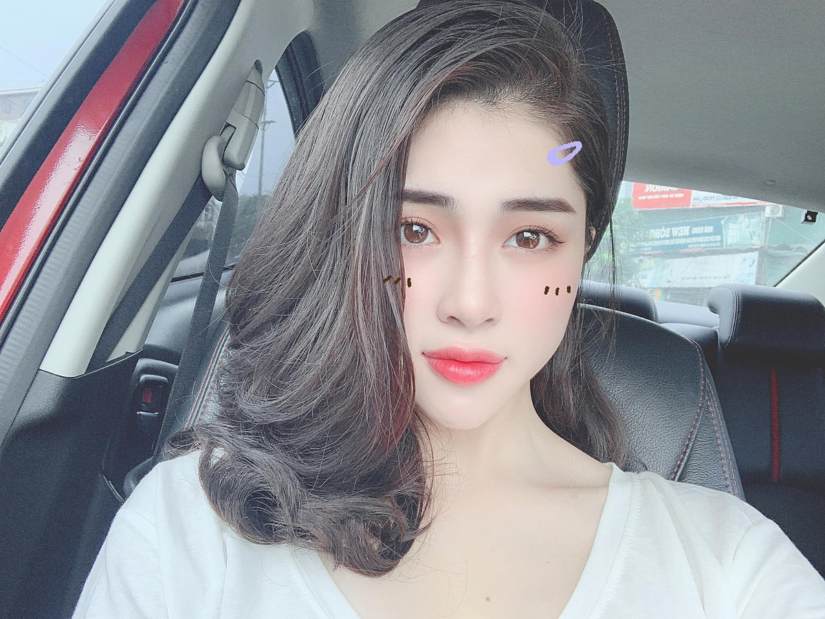 Gương mặt của cô nàng rất sắc sảo và cuốn hút.