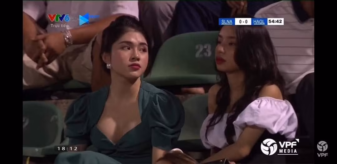 Trong trận này, cư dân mạng lập tức chia sẻ khoảnh khắc của trận đấu giữa SLNA và HAGL trên sân Vinh (Nghệ An) khi VTV bắt trọn khoảnh khắc rạng ngời của 2 cô gái trên khán đài.