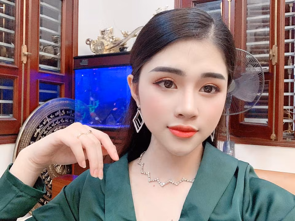 Dù là ảnh trên mạng hay hình ảnh trên sóng thì cô vẫn thu hút ánh nhìn.