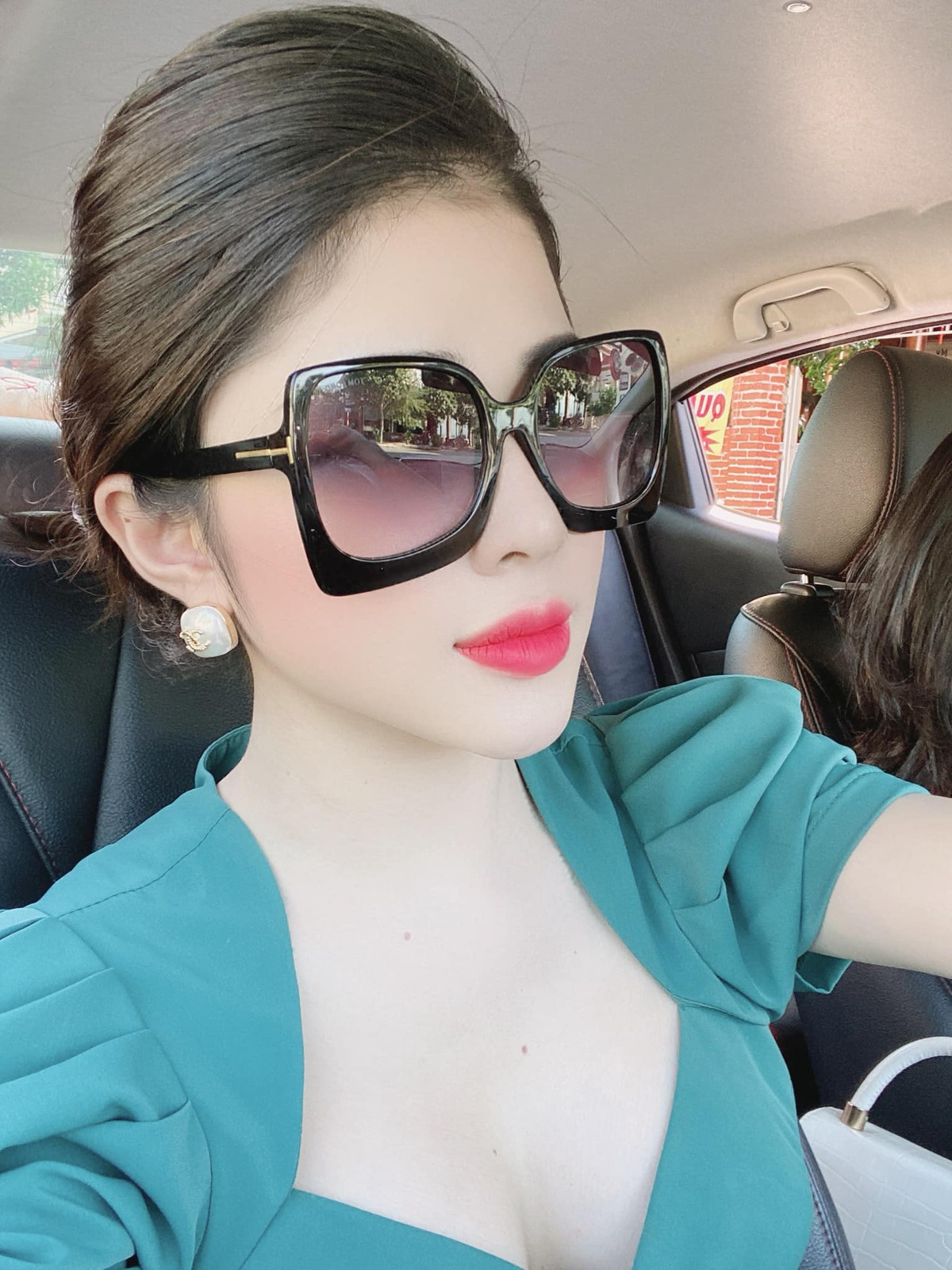 Ngay sau đó, cư dân mạng đã nhanh chóng tìm ra được "info" của gái xinh ngồi trên khán đài này.