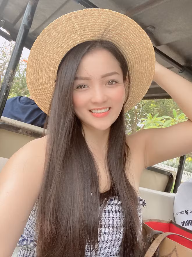 Nếu như Elly Trần nay đã là mẹ hai con, Thủy Top vẫn là một cô nàng độc thân sành điệu.