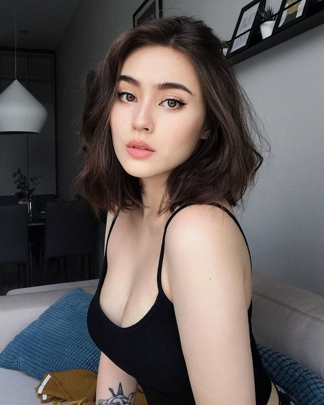 Jade Anh Ngô (sinh năm 2000) là hot girl Instagram có bố là người Việt Nam, mẹ người Đức nhờ vậy cô nàng thừa hưởng được nét đẹp lai Tây với sống mũi thẳng, làn da trắng và đôi mắt sâu đầy cuốn hút.