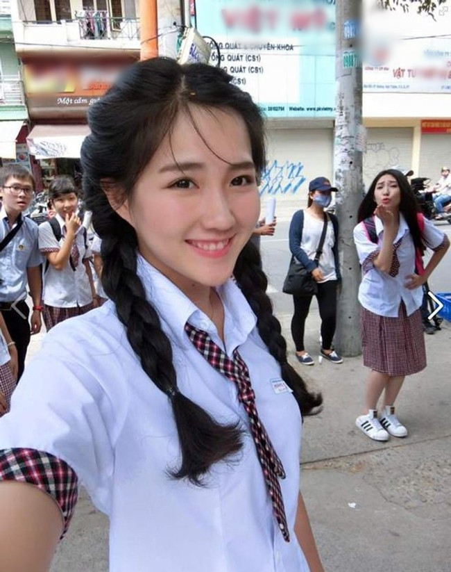 Trước đây, Kiều Trinh khiến cư dân mạng xứ Trung điêu đứng bởi gương mặt trong sáng với biệt danh "hot girl trà sữa". Cái tên này đã theo cô nàng suốt một thời gian dài và nổi tiếng hơn từ đó.