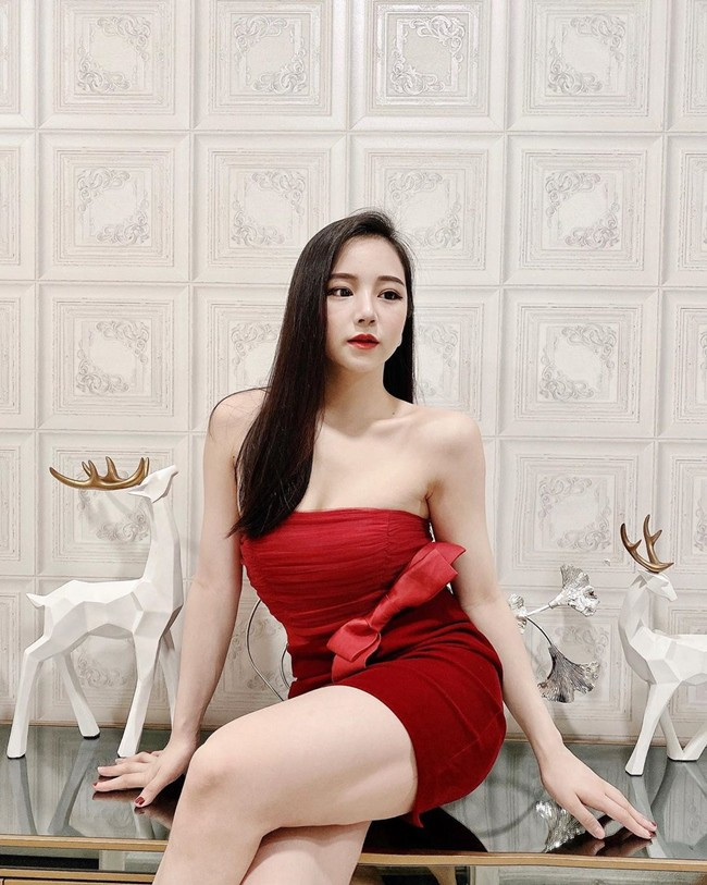 Từ hình tượng nữ sinh trong sáng, Thủy Tiên bất ngờ chuyển hướng sang phong cách táo bạo. Cô cũng thường tung ra nhiều bức ảnh quyến rũ, hở hang khiến dân tình nhiều lúc đã phải "ném đá".