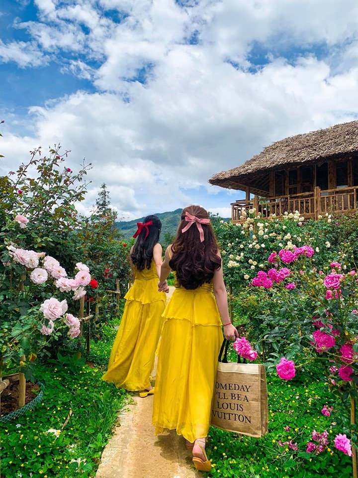 Bộ ảnh lung linh của đôi bạn thân 15 năm đi du lịch cùng nhau không chỉ gây bão trên MXH, mà còn tiếp thêm động lực cho hội bạn thân lâu năm, xách balo lên và đi.