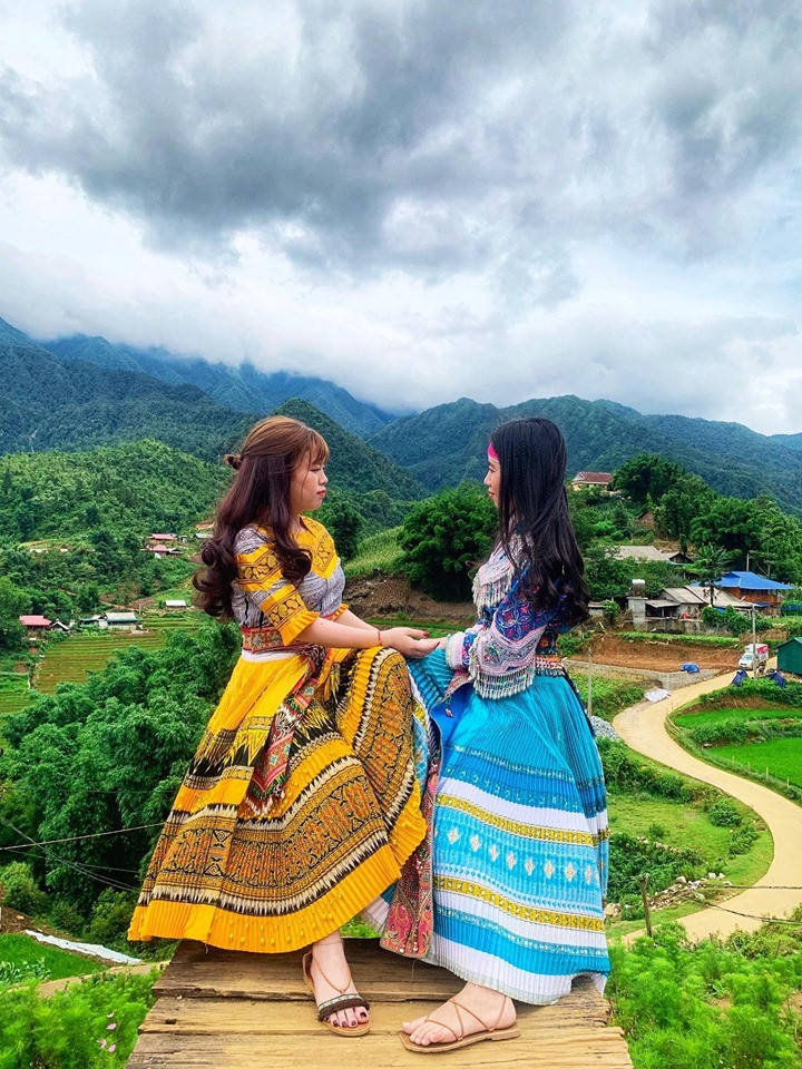 Từ trang phục, phụ kiện tới góc máy đều được hai bạn đầu tư, chỉn chu từng chút.