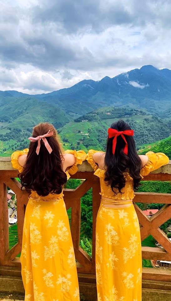 Nhìn ngắm bộ ảnh của hai cô gái, không ít bạn trẻ “triệu hồi” ngay bạn thân của mình để đòi được đi du lịch.