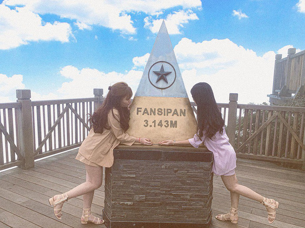 Cách tạo dáng độc đáo của hai cô gái trong hình mới là điều khiến nhiều người thích thú khi xem loạt ảnh.