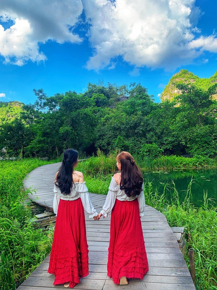 Hai cô gái đã khiến MXH “đứng ngồi không yên” với bộ ảnh quá chăm chút và dễ thương.