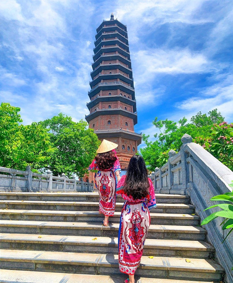 Hai cô gái rất khéo chọn góc chụp và làm nổi bật bức ảnh của mình bằng những bộ đồ đôi nhiều màu sắc.