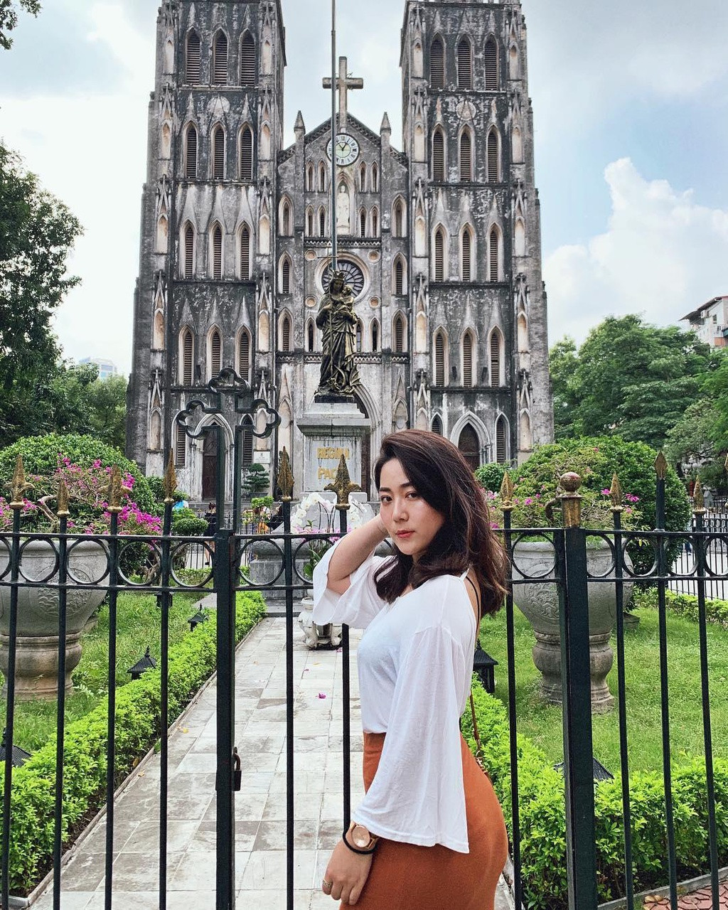 Lên phố đi bộ hồ Gươm vào cuối tuần, bạn nên tranh thủ ghé nhà thờ Lớn nằm trên phố Nhà Chung và check-in những tấm hình đẹp tựa trời Tây.