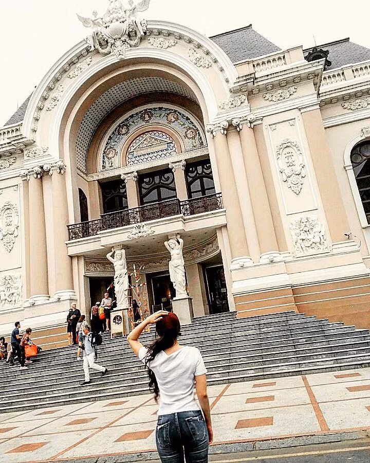 Tọa lạc trên Quảng trường CMT8, ngã 5 Tràng Tiền - Phan Chu Trinh - Lý Thái Tổ - Lê Thánh Tông, gần Hồ Hoàn Kiếm và Bảo tàng lịch sử Việt Nam, Nhà hát lớn Hà Nội là một phiên bản nhỏ hơn của Nhà hát Quốc gia Paris, được xây dựng từ 1901-1911.