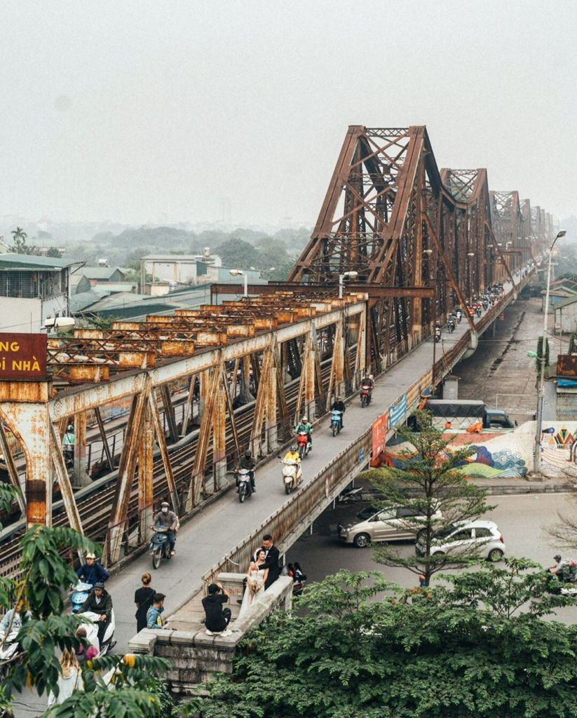 Cũng giống với nhà thờ Lớn, cầu Long Biên là một công trình được người Pháp thiết kế và xây dựng. Đây cũng là một biểu tượng của thành phố Hà Nội.