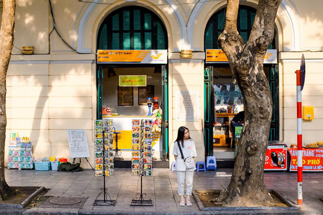 Vào tiết trời thu đẹp của Hà Nội, cảm giác hít hà bầu không khí trong lành, ngắm nhìn đường phố tấp nập người qua lại cũng rất đặc biệt.