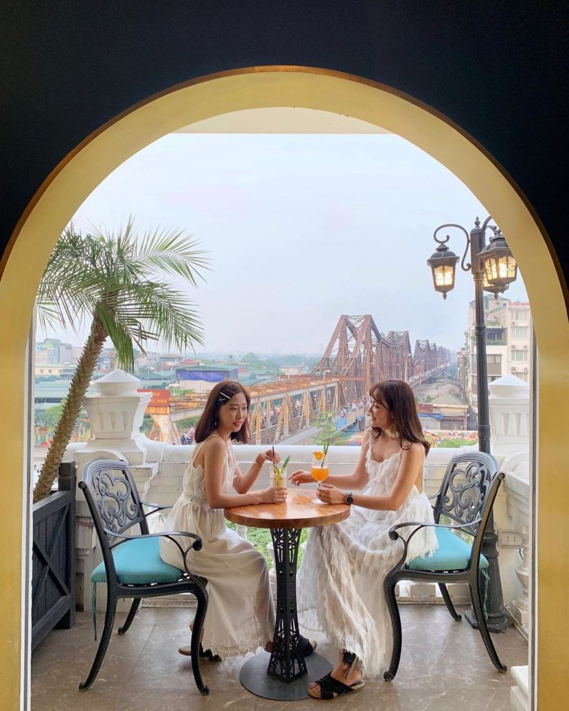 Nhờ vẻ đẹp cổ xưa, đậm chất vintage nên cầu Long Biên luôn là một điểm đến lý tưởng dành cho những ai thích chụp hình phong cách này.