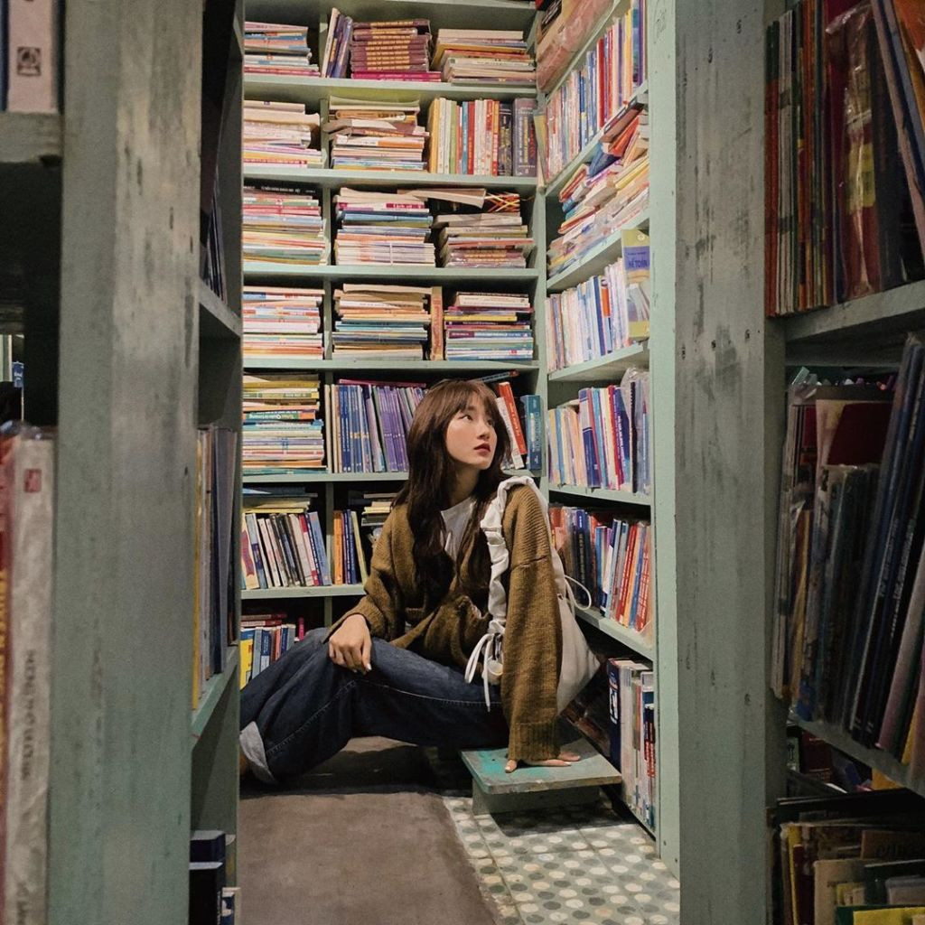 So với nhiều quán cà phê sang chảnh và xịn xò, hay những địa điểm chụp hoành tránh khác thì nhà sách nho nhỏ nằm trên con phố Đinh Lễ lại đem đến một màu sắc rất là khác.