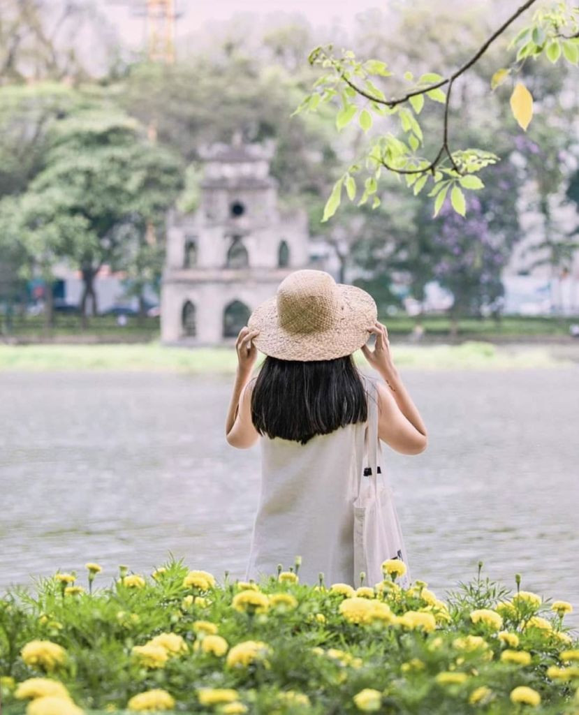 Đặc biệt, đi dọc bờ Hồ Hoàn Kiếm có ti tỉ góc để những "thánh sống ảo" của có thể lưu lại khoảnh khắc vào mùa đẹp nhất trong năm này.