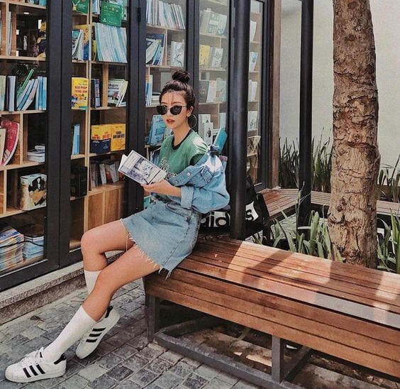 Không gian yên tĩnh cùng quang cảnh đẹp đẽ, thế nên phố sách 19/12 ngay lập tức trở thành địa điểm sống ảo lý tưởng dành cho giới trẻ. Với tông màu nâu lam chủ đạo, đến đây bạn sẽ cảm nhận được cảm giác thư thái thoải mái, nhất là trong tiết trời thu này.