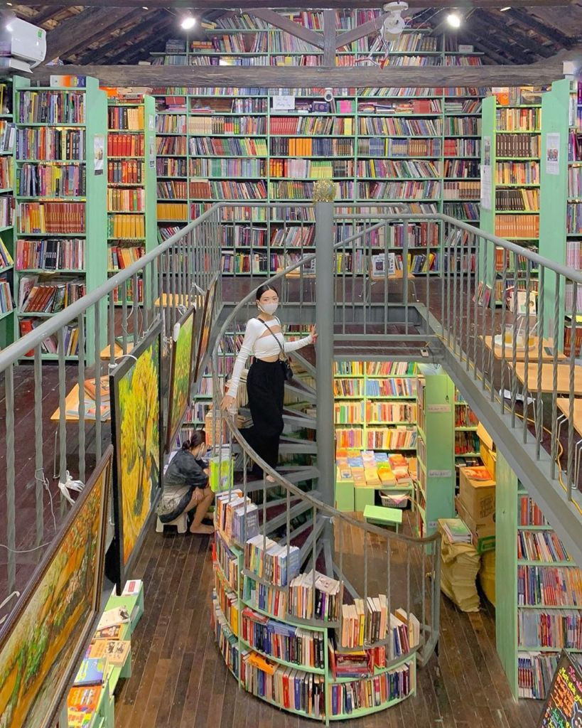 Đã ở Hà Nội thì nhất định bạn phải một lần ghé tới phố sách Đinh Lễ vào cuối tuần, địa điểm check in này thường được nhiều bạn trẻ đam mê đọc sách ghé đến.