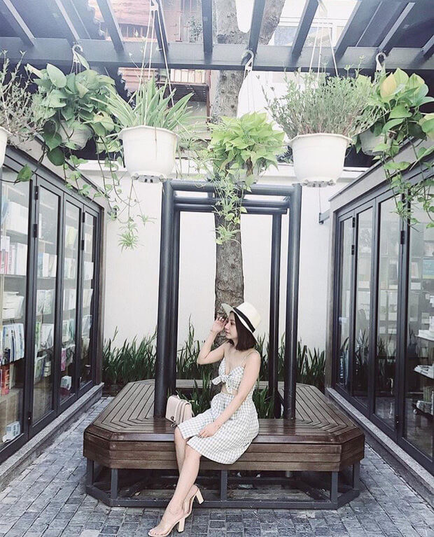 Phố sách tuy chỉ dài khoảng 200m thế nhưng lại gây ấn tượng với 16 gian hàng được decor nổi bật. Xung quanh có nhiều cây xanh tạo không gian thoáng đãng.