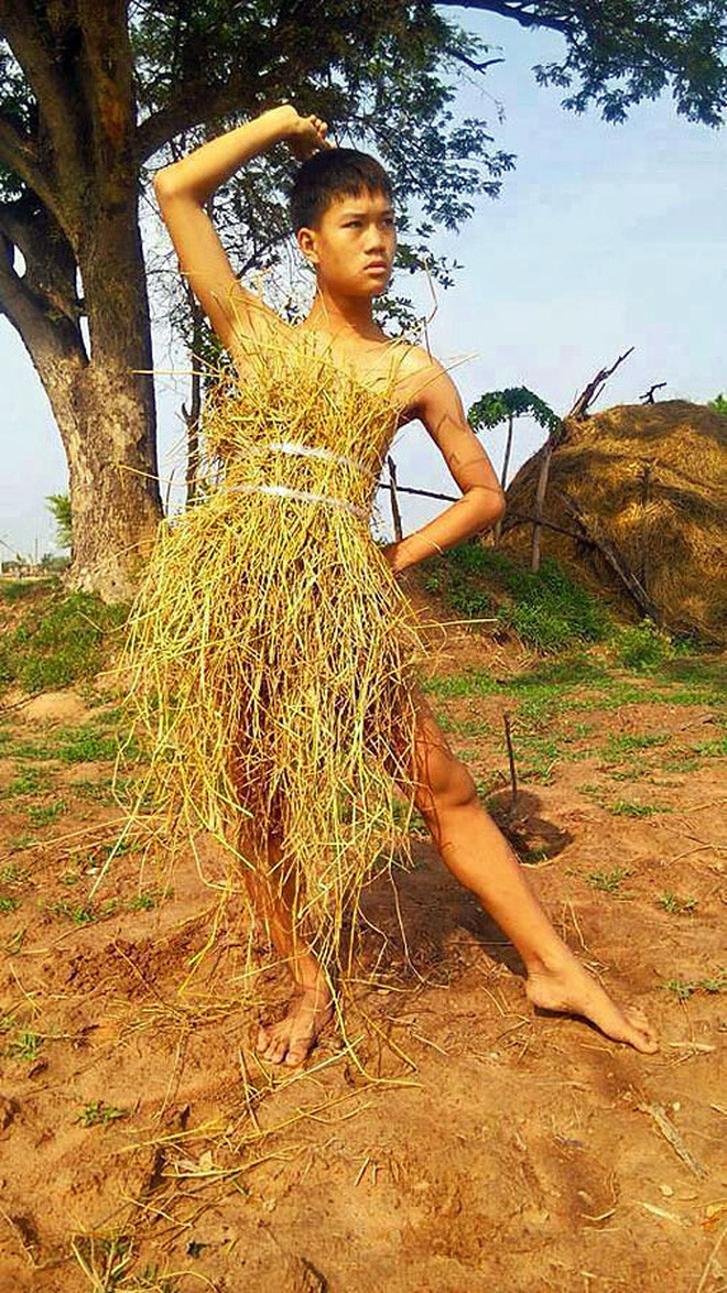 Bên cạnh những người tán thưởng tài năng và sự sáng tạo không biên giới của cậu bé nghèo, cũng có không ít người lớn tiếng cười nhạo các tác phẩm này.