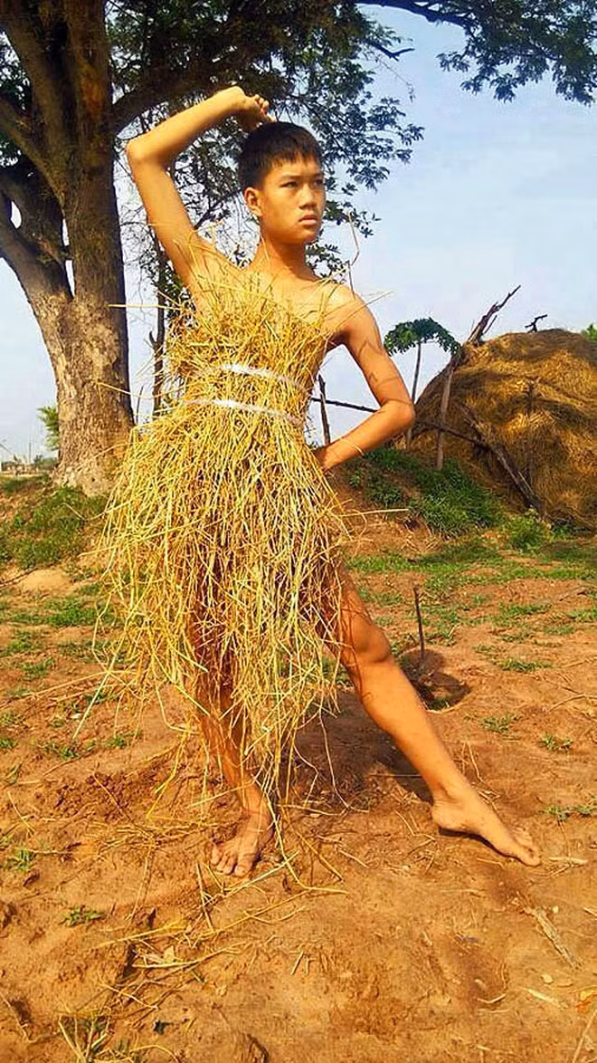 Bên cạnh những người tán thưởng tài năng và sự sáng tạo không biên giới của cậu bé nghèo, cũng có không ít người lớn tiếng cười nhạo các tác phẩm này.