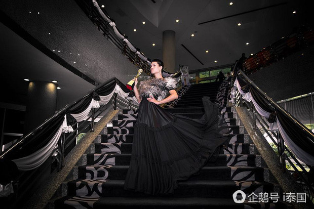 3 năm sau đó, bằng sự nỗ lực không ngừng nghỉ và tinh thần sáng tạo vượt qua mọi rào cản về giới tính, chàng trai "thảm họa thời trang" ngày đó đã vươn ra thế giới dựa vào những món đồ tái chế từ rác thải ở làng quê Thái Lan.