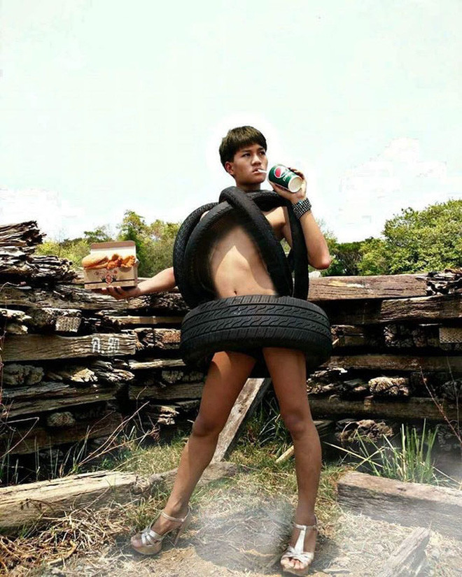 Khi đó, "thánh thời trang" đã dùng những vật liệu có sẵn quanh mình, từ mắc áo, xoong nồi, lưới đánh cá, củi, gạch, bao tải, rổ rá, cho đến cành cây hoa lá và cả bụi chuối... để tạo nên những mẫu thiết kế có một không hai.