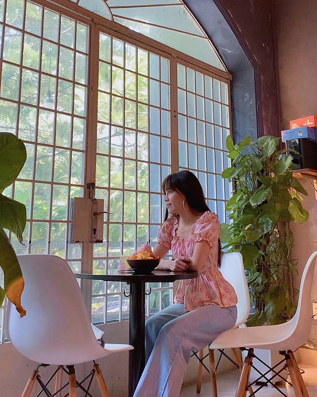 Cô được nhận xét là lên hương nhan sắc kể từ ngày yêu thủ môn Lâm Tây.