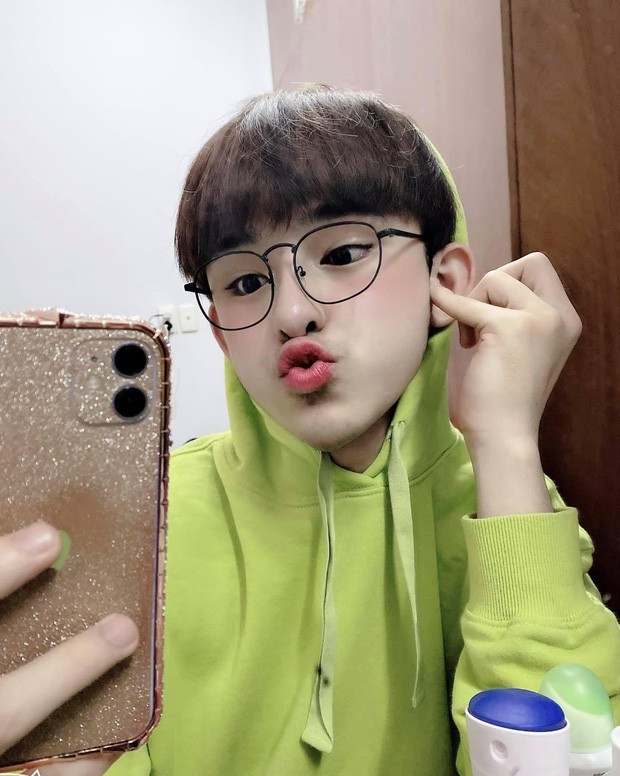 Đức Bo vẫn ưa chuộng phong cách make up đậm đà nhưng ngày càng nữ tính hơn, chăm chỉ khoe vòng 3 với những bộ trang phục táo bạo.