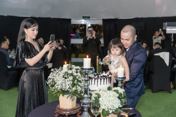 Là bố hai con song Bảo Trần vẫn nổi tiếng là người "ăn chơi không sợ mưa rơi". Điều quan trọng, trong phần lớn cuộc vui của anh luôn có bà xã đồng hành.