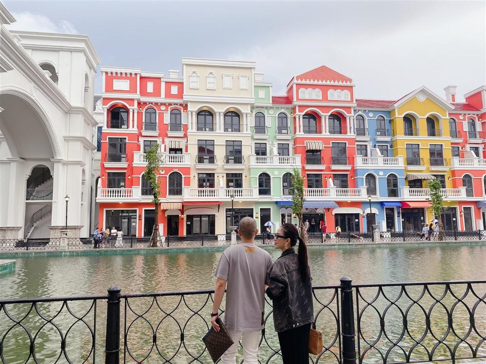 Trên Facebook, Bảo Trần - Trang Pilla tích cực cập nhật những hình ảnh sánh bước, khám phá từng địa danh nổi tiếng nơi đây.