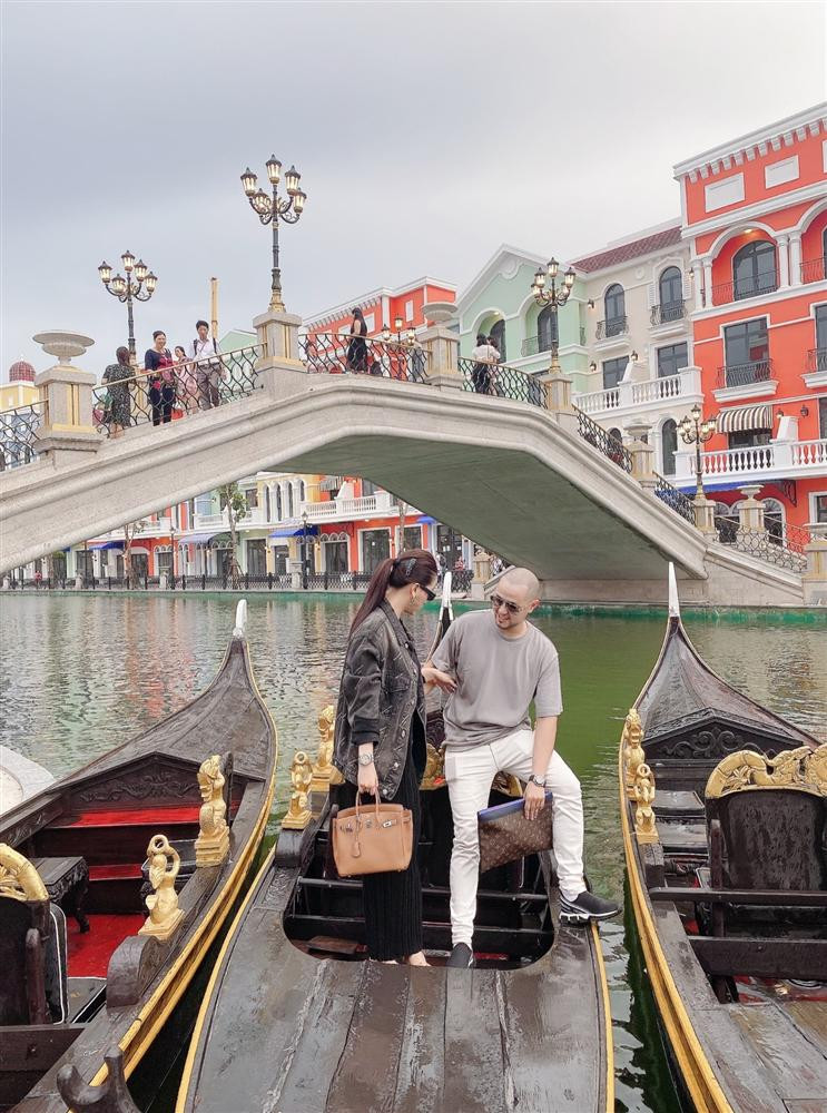 "Tuần lễ ăn chơi mừng sinh nhật bắt đầu. Đẹp quá, nguyên con sông Venice của Ý ngay trước mặt", Bảo Trần thích thú chia sẻ.