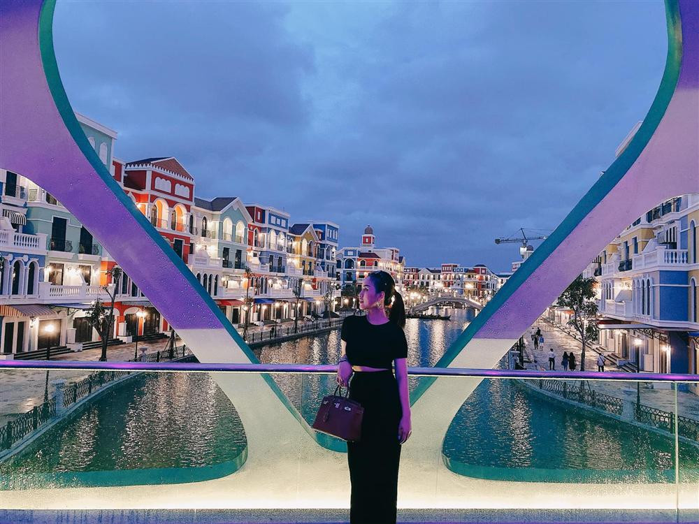 Ngoài được biết đến là anh trai ca sĩ Bảo Thy, trước đó Bảo Trần (tên thật Trần Thế Bảo) từng có thời gian hoạt động nghệ thuật khi là người sáng lập ra nhóm nhạc 2B. Tuy nhiên, nhóm nhạc đã nhanh chóng tan rã.