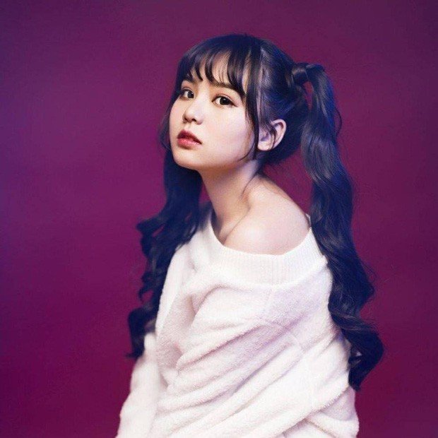 Ví dụ như nàng hot girl Châu Đình Thư sở hữu vẻ ngoài khá dễ thương cùng với giọng nói ngọt ngào. Bình thường trên sóng stream, cô nàng xuất hiện với chiếc má bánh bao rất dễ thương.