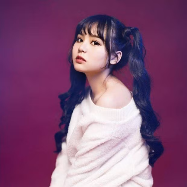 Ví dụ như nàng hot girl Châu Đình Thư sở hữu vẻ ngoài khá dễ thương cùng với giọng nói ngọt ngào. Bình thường trên sóng stream, cô nàng xuất hiện với chiếc má bánh bao rất dễ thương.