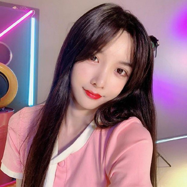 Một hot girl lộ nhan sắc thật để lộ mặt lên sóng đó là gái xinh 9X Trung Quốc - Abbily. Cô nàng xinh đẹp sở hữu trang cá nhân 2,2 triệu lượt theo dõi.