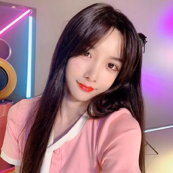 Một hot girl lộ nhan sắc thật để lộ mặt lên sóng đó là gái xinh 9X Trung Quốc - Abbily. Cô nàng xinh đẹp sở hữu trang cá nhân 2,2 triệu lượt theo dõi.