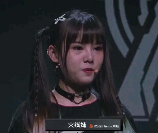 Sở hữu lượng fan hâm mộ đông đảo là thế, tuy nhiên có lần nhan sắc thật của nữ streamer này bị lộ ra, fans đã nhanh chóng bỏ theo dõi ngay lập tức.