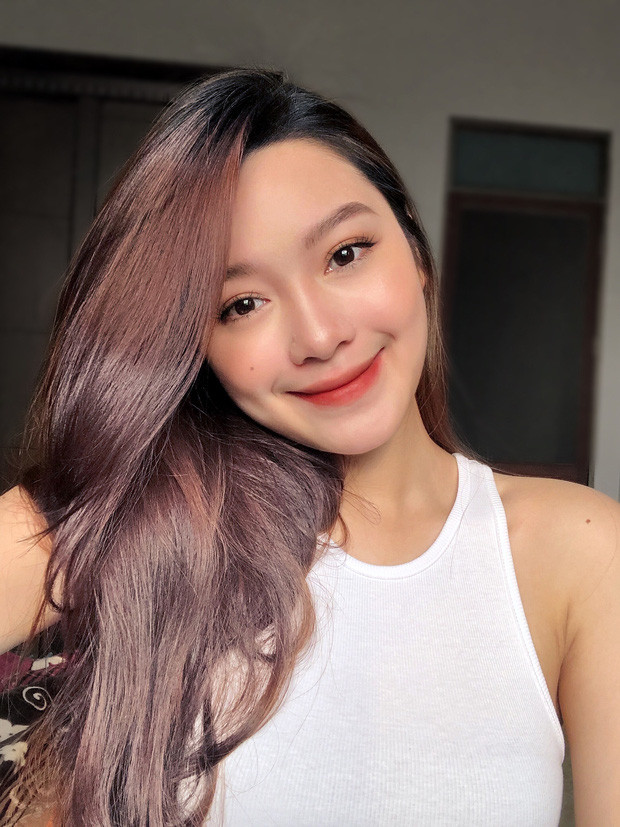 Phạm Hạnh Quyên, sinh năm 2001 là gái xinh trường Báo đang thu hút sự chú ý khi quyết từ chối lời mời tham dự Hoa hậu Việt Nam từ "Bà trùm hoa hậu" Phạm Kim Dung để chọn thử sức làm BTV tại VTV.