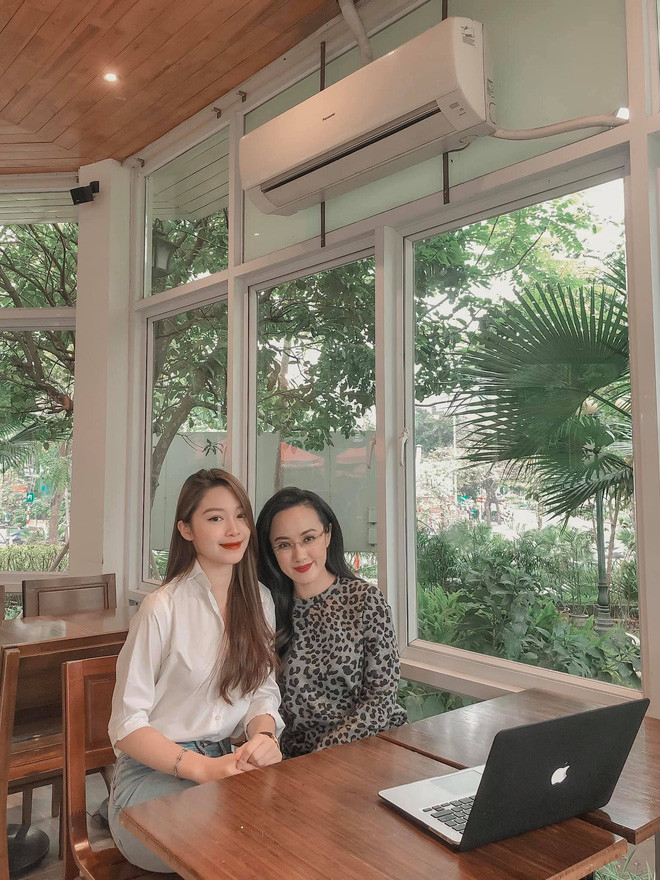 Hot girl trường Báo sở hữu gương mặt sáng cùng nụ cười rất thu hút.