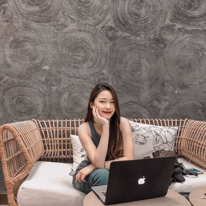 Cô bạn sở hữu vẻ đẹp thân thiện, khuôn mặt ưa nhìn và có chiều cao đáng ngưỡng mộ.