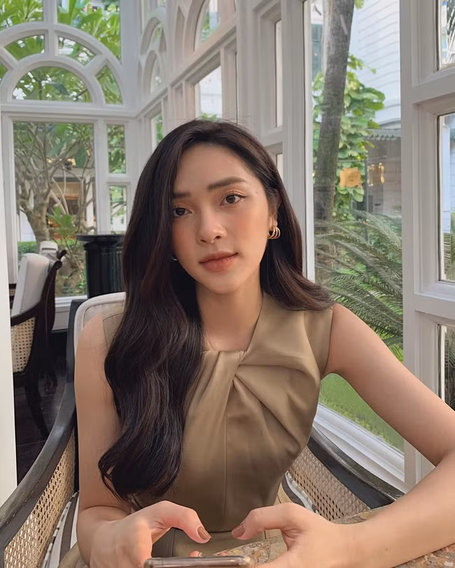 Cũng có không ít lần hot girl Hà thành khoe mặt mộc, ăn mặc giản dị.