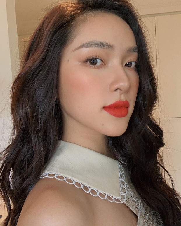 Cô nàng hiện là sinh viên của trường Cao đẳng Nghệ thuật Hà Nội, sở hữu trang Instagram cá nhân có hơn 30.000 người theo dõi.