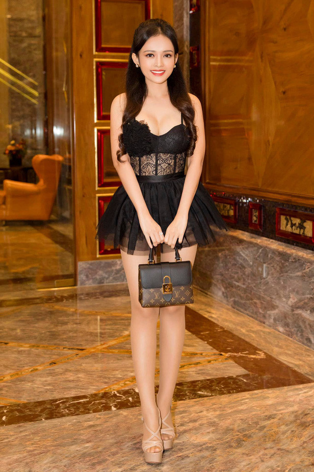 Cô đã yêu say đắm, cuồng nhiệt và rồi đau đớn phát hiện ra người đàn ông ấy đã có gia đình. Chấm dứt cuộc tình, Thanh Trúc lặng lẽ rời đi, cô một mình nuôi con trai Sumo khi mới ở tuổi 20.