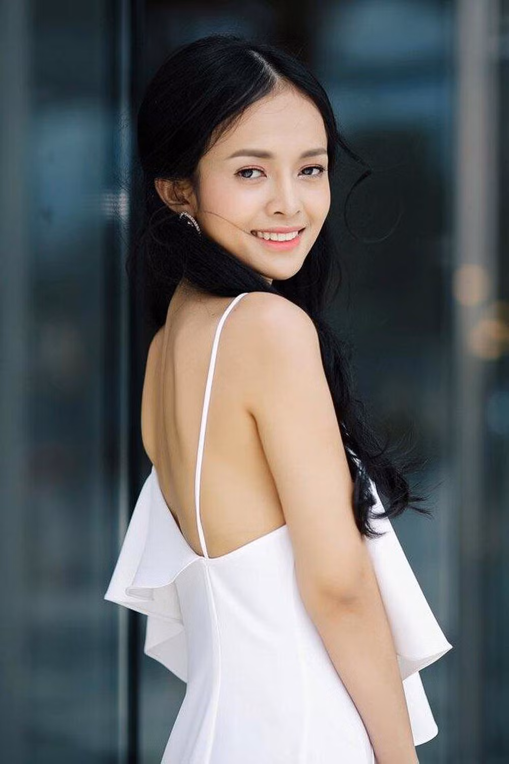 Nữ MC Thanh Trúc sở hữu khuôn mặt nhỏ, đôi mắt to và bờ môi căng mọng khiến gương mặt cô càng trở nên thanh tú.