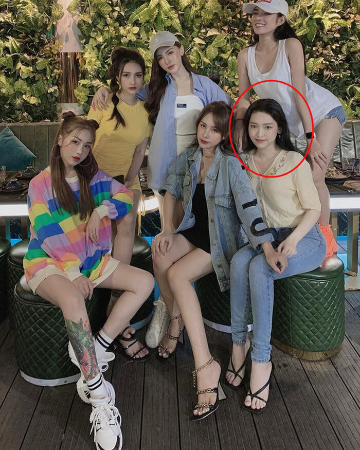 Tuy nhiên mới đây Thúy Vi bị cư dân mạng "réo tên" khi xuất hiện trong bức ảnh chụp cùng hội bạn thân. Với phong cách đơn giản và lối trang điểm nhẹ nhàng, cô nàng bị nhân xét là ngày càng nhạt nhòa, kém sắc.