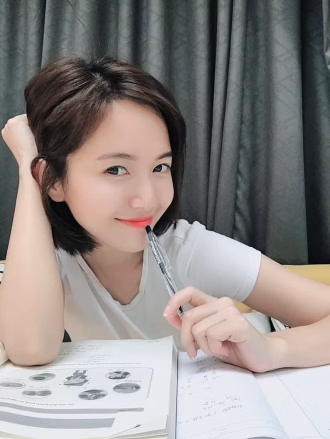 Ngoài âm nhạc, Jang Mi cũng lấn sân sang lĩnh vực điện ảnh và chăm chỉ tham gia một số gameshow.