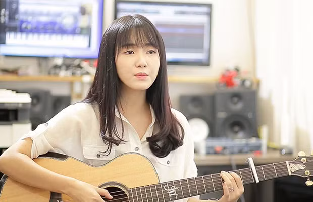 Sau khi được biết đến nhiều hơn, cô gái này tiếp tục tung ra loạt clip cover dòng nhạc Bolero, trong đó ca khúc "Duyên phận" từng được rất nhiều nghệ sĩ tên tuổi thể hiện cũng được cô cover lại.