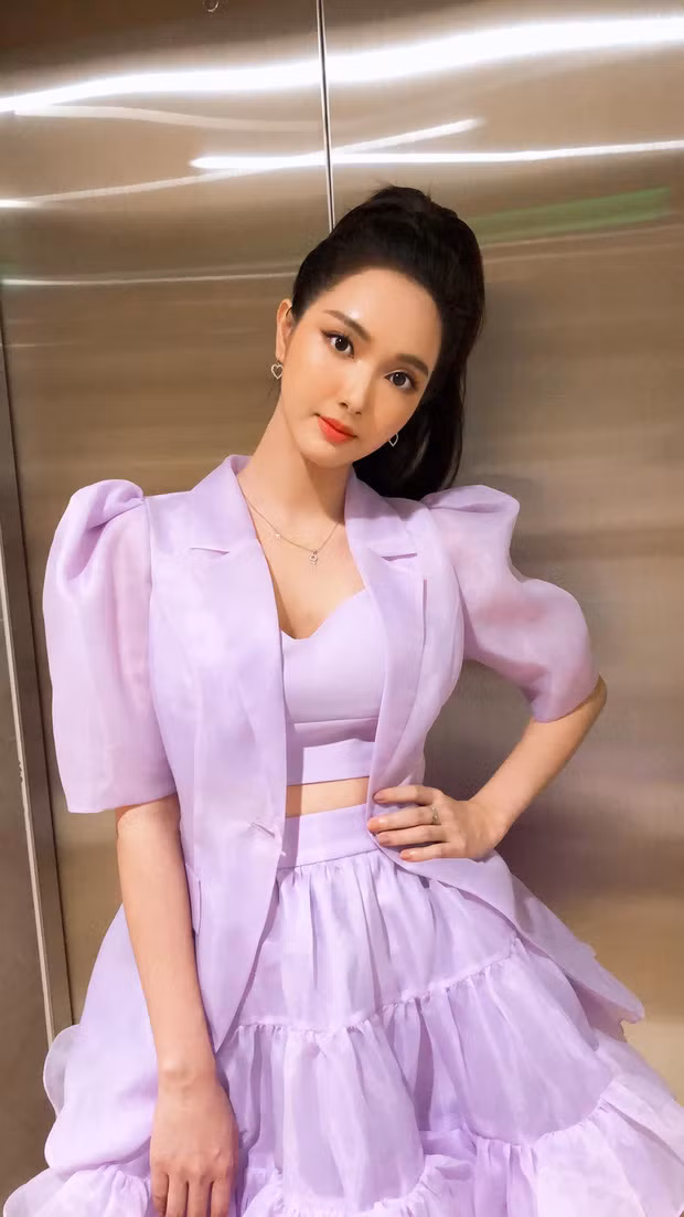 Nhờ sự chăm chút vẻ bề ngoài, make up và cả đầu tư trang phục mà Jang Mi bây giờ trông đã trưởng thành, sắc sảo và mặn mà hơn.